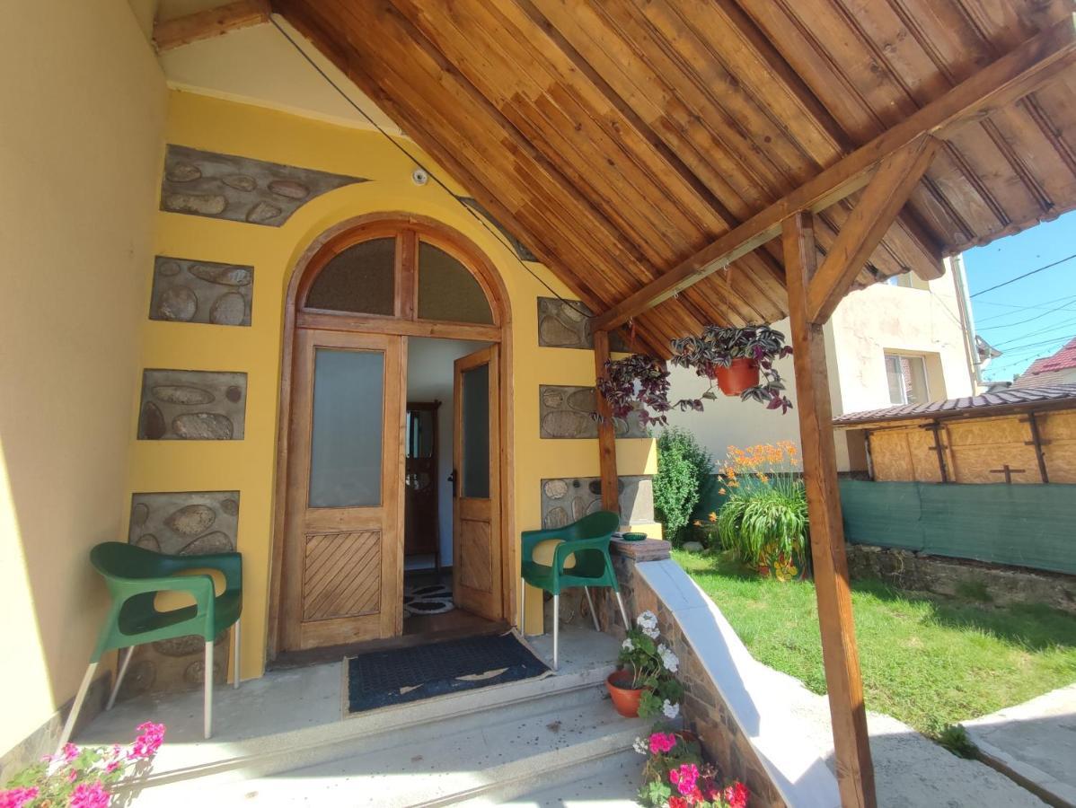 Central House Hotel Curtea De Arges Exterior photo