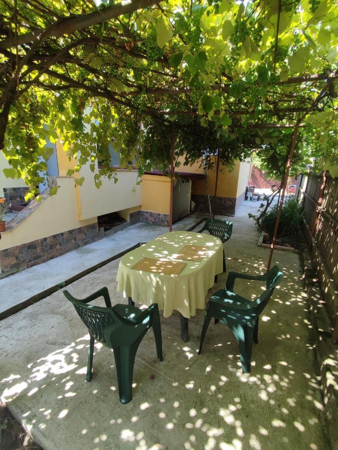 Central House Hotel Curtea De Arges Exterior photo